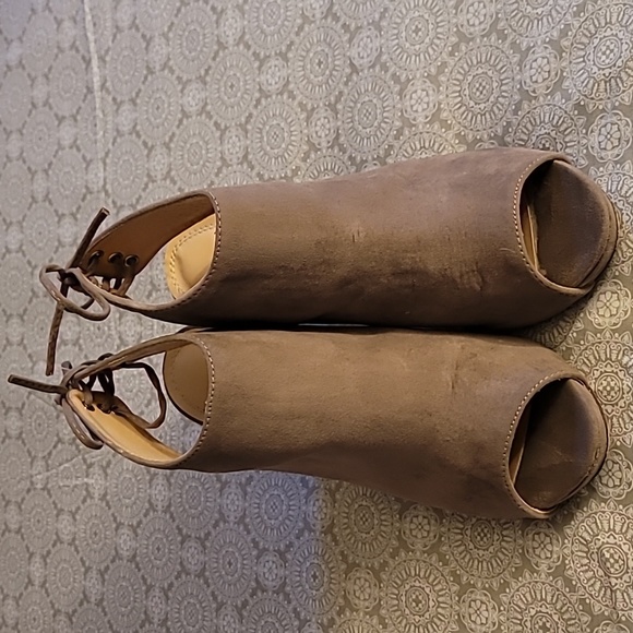 Grey Heels - Picture 2 of 11